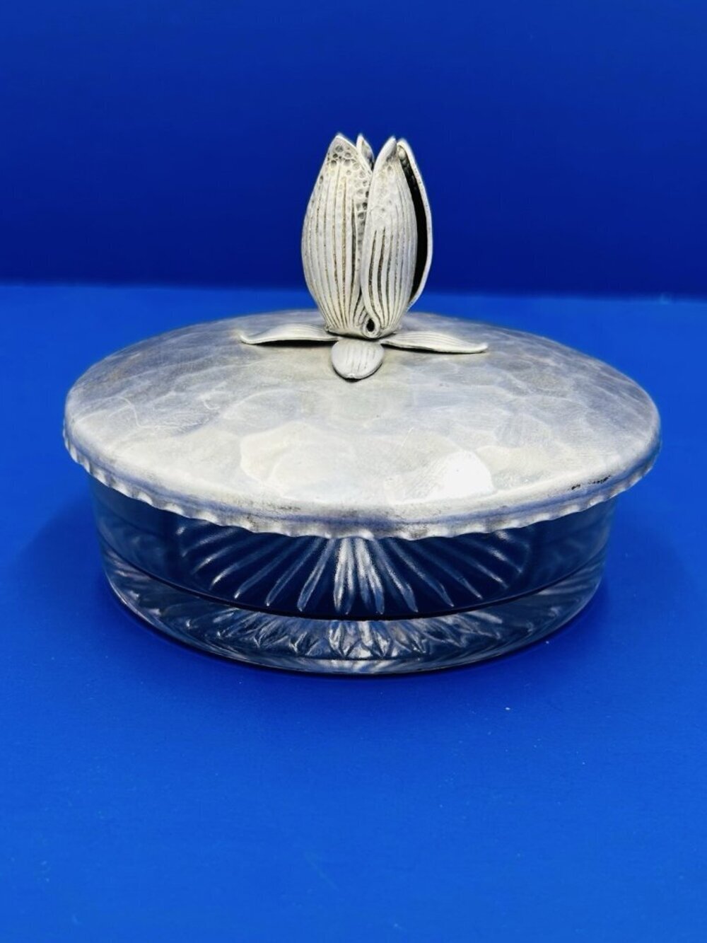 RODNEY KENT Hammered Aluminum Lid Round Glass Candy Dish Tulips 5" x 4"